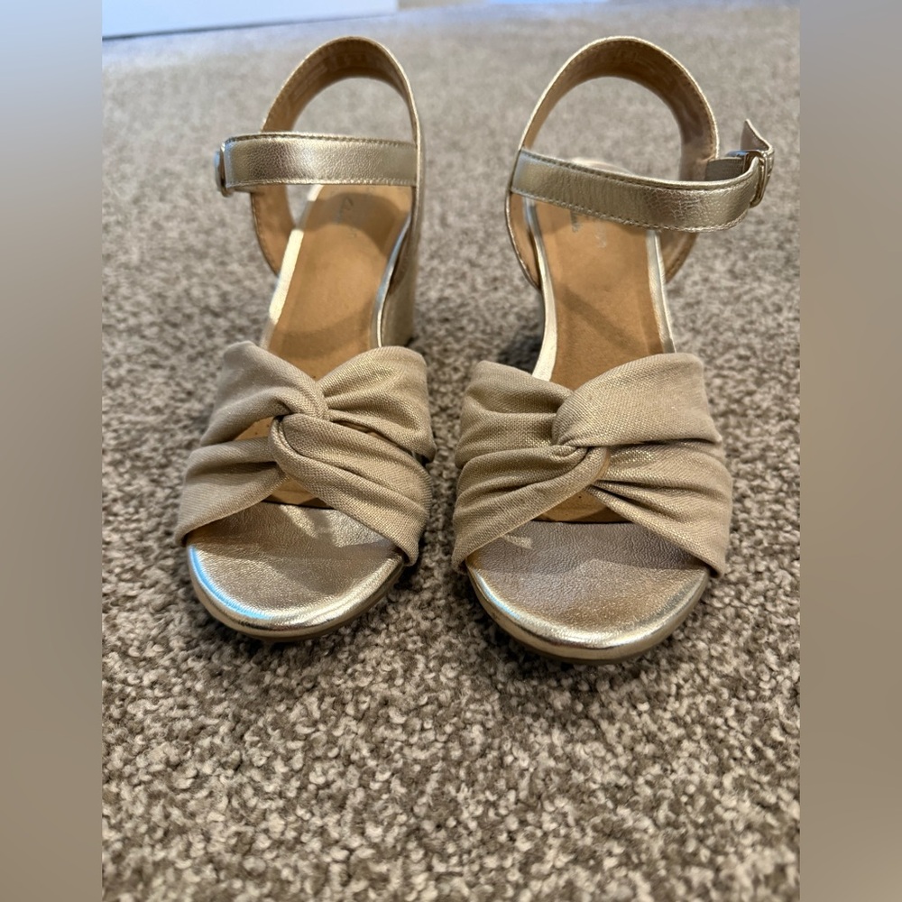 Clark’s 6.5 Gold wedge Sandals